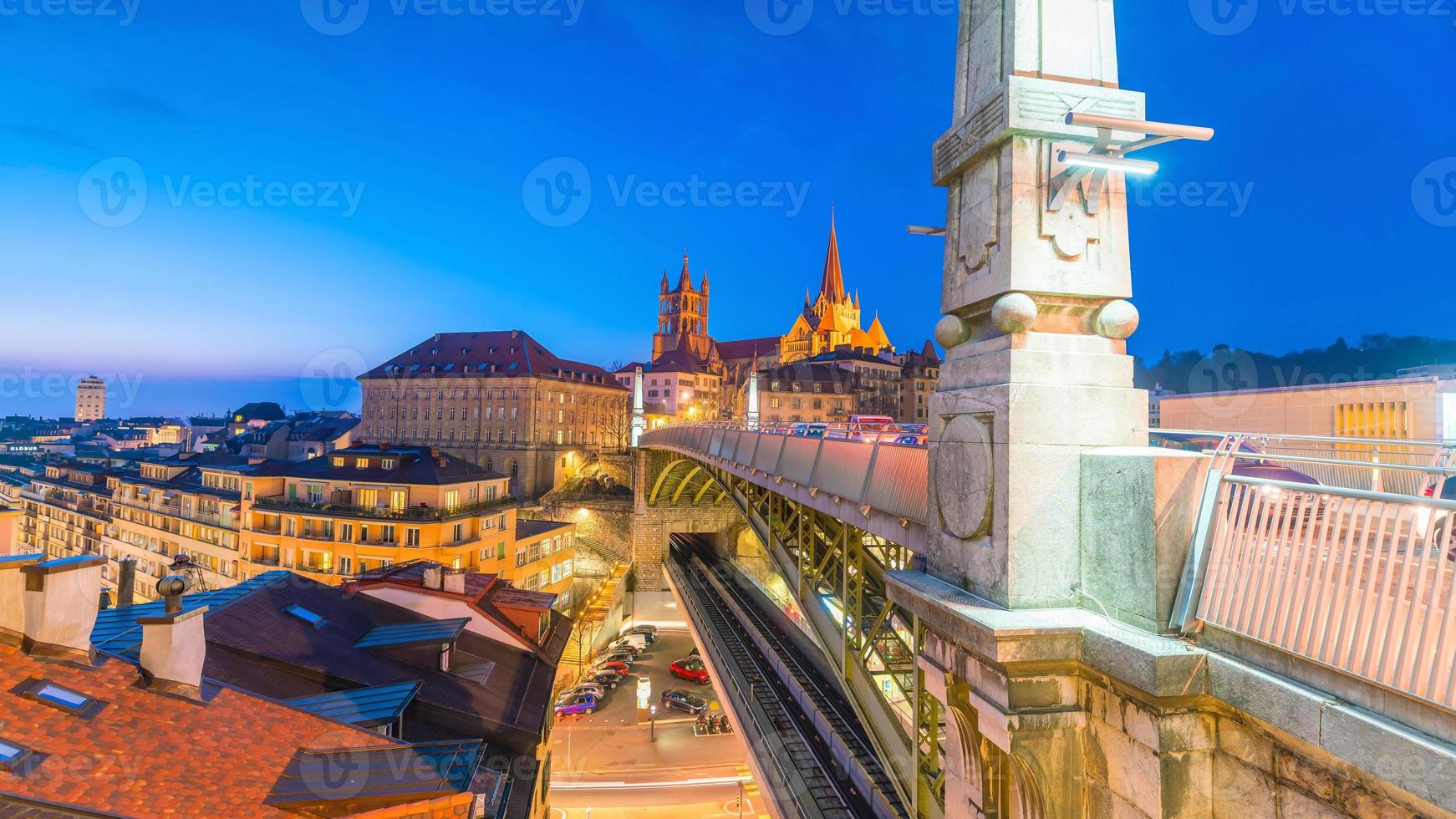 Skyline der Innenstadt von Lausanne in der Schweiz foto