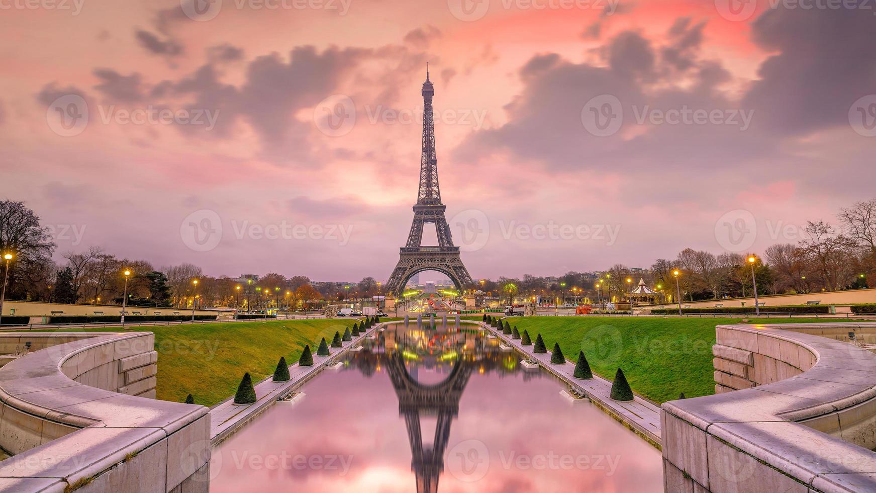 Eiffelturm bei Sonnenaufgang von Trocadero-Brunnen in Paris foto