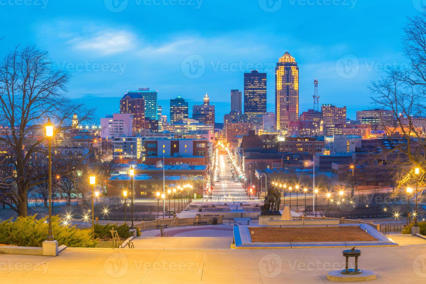 des moines iowa skyline in den usa foto