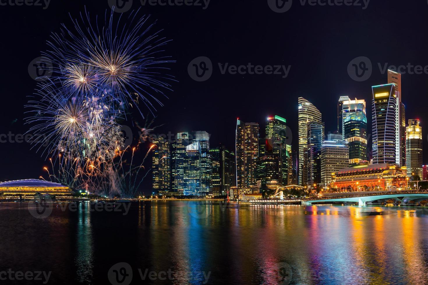 Skyline von Singapur und wunderschönes Feuerwerk foto