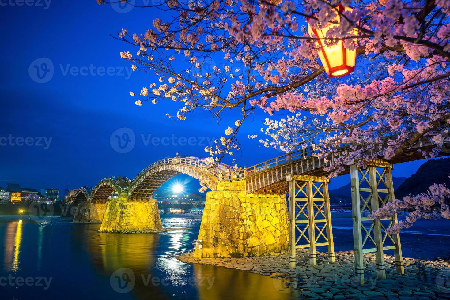 Kirschblüte in voller Blüte an der Kintaikyo-Brücke foto