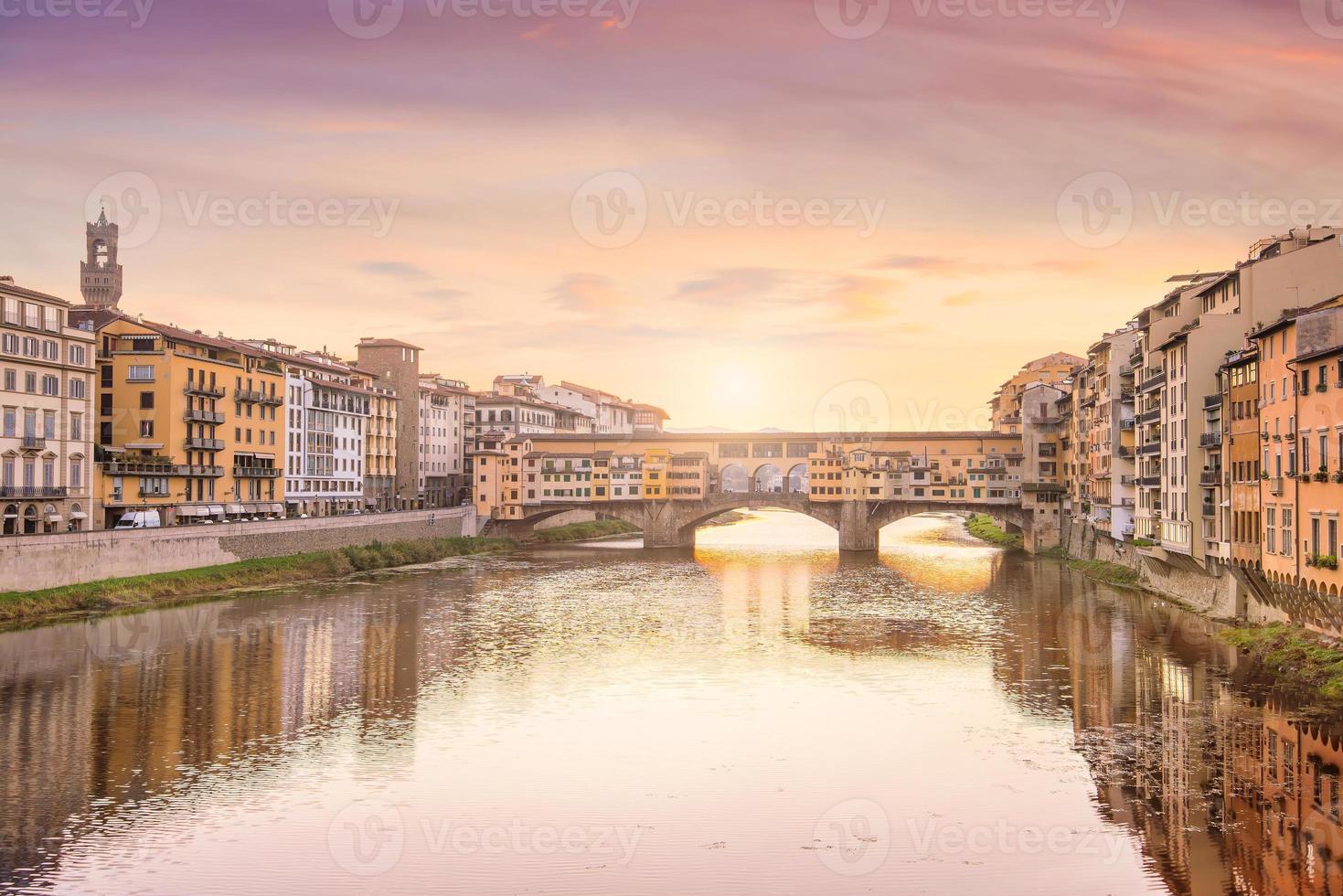 ponte vecchio über dem arno fluss in florenz foto