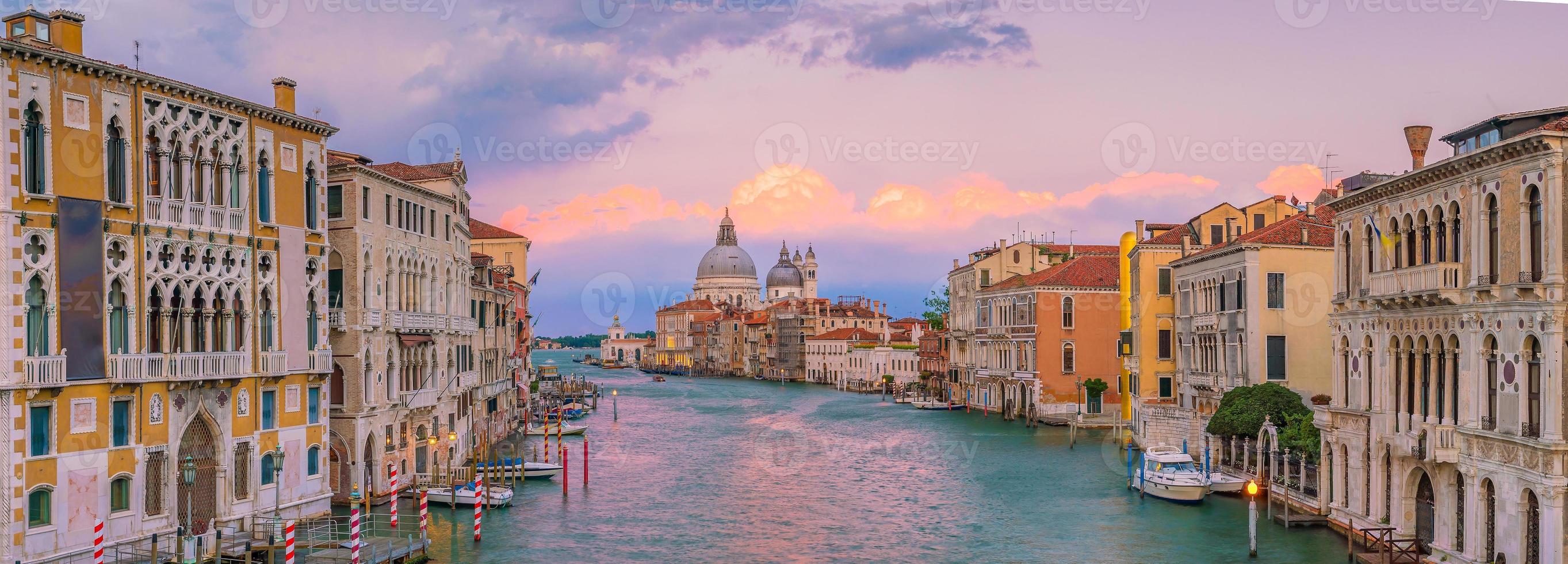 Grand Canal in Venedig, Italien mit Santa Maria della Salute Basilika foto