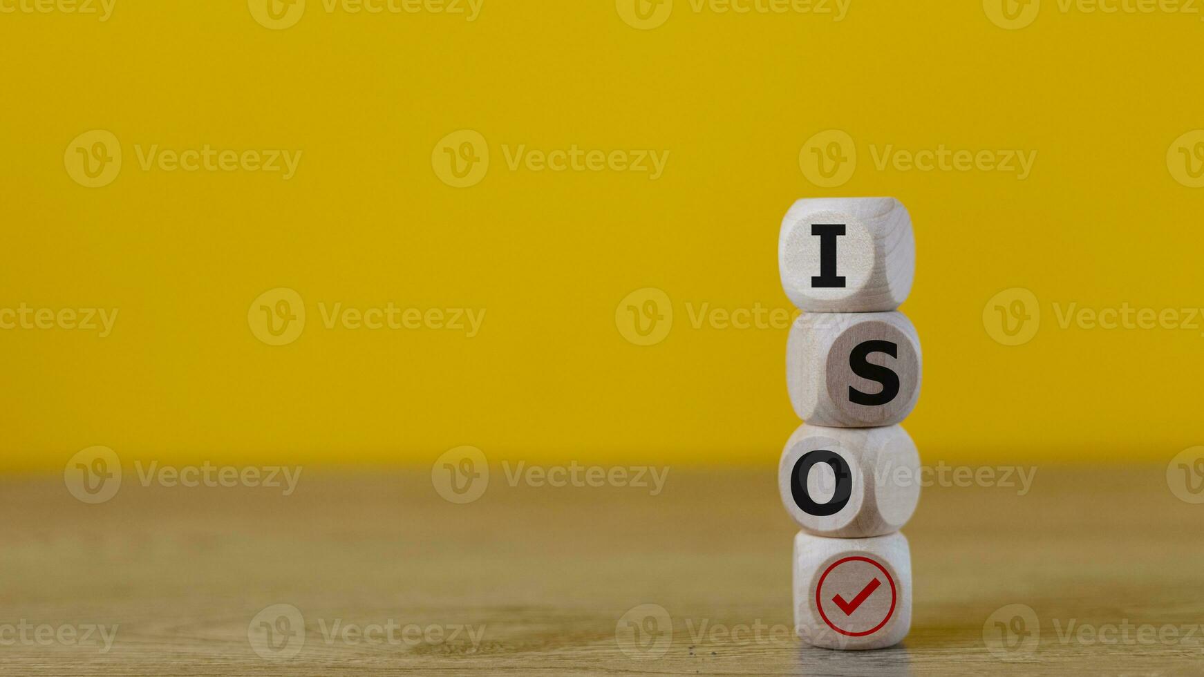 iso Standards Überprüfung, Qualität Steuerung Zertifizierung Genehmigung. Würfel mit das Wort iso und ein Tick auf ein Gelb Hintergrund. foto