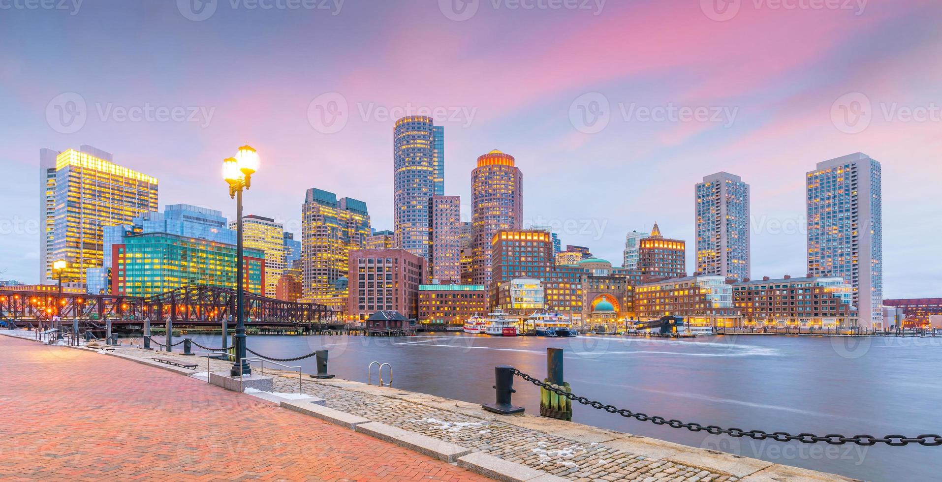 Bostoner Hafen und Finanzviertel in der Dämmerung foto