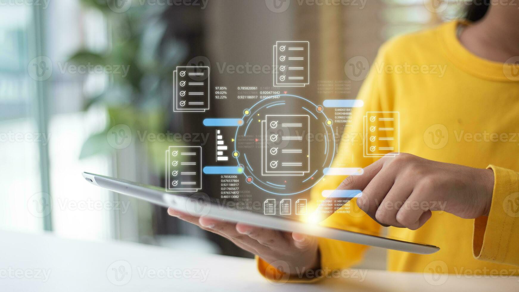 dokumentieren Verwaltung System dms, Frau verwalten Mappe und dokumentieren, das System ist benutzt zu erstellen, speichern, verwalten, und Spur elektronisch dokumentieren. foto