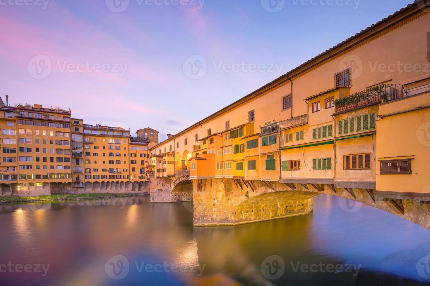 ponte vecchio über dem arno fluss in florenz foto