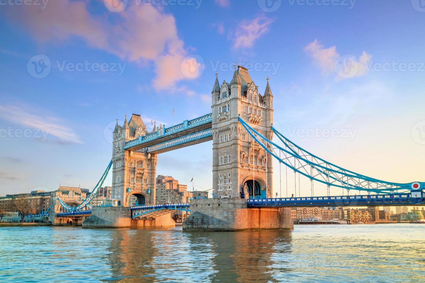 Londoner Skyline mit Tower Bridge in der Dämmerung foto