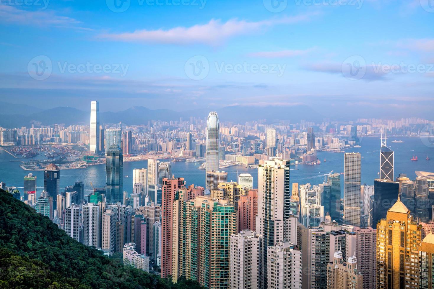 Skyline der Stadt Hongkong mit Blick auf den Hafen von Victoria foto