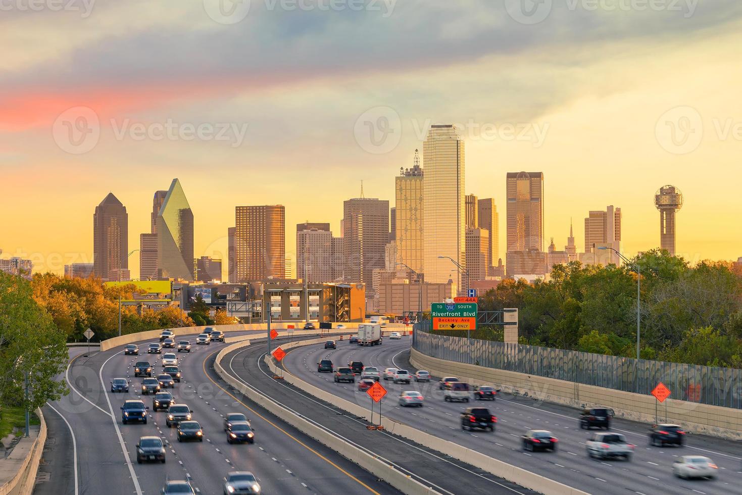 Dallas Innenstadt Skyline in der Dämmerung, Texas foto