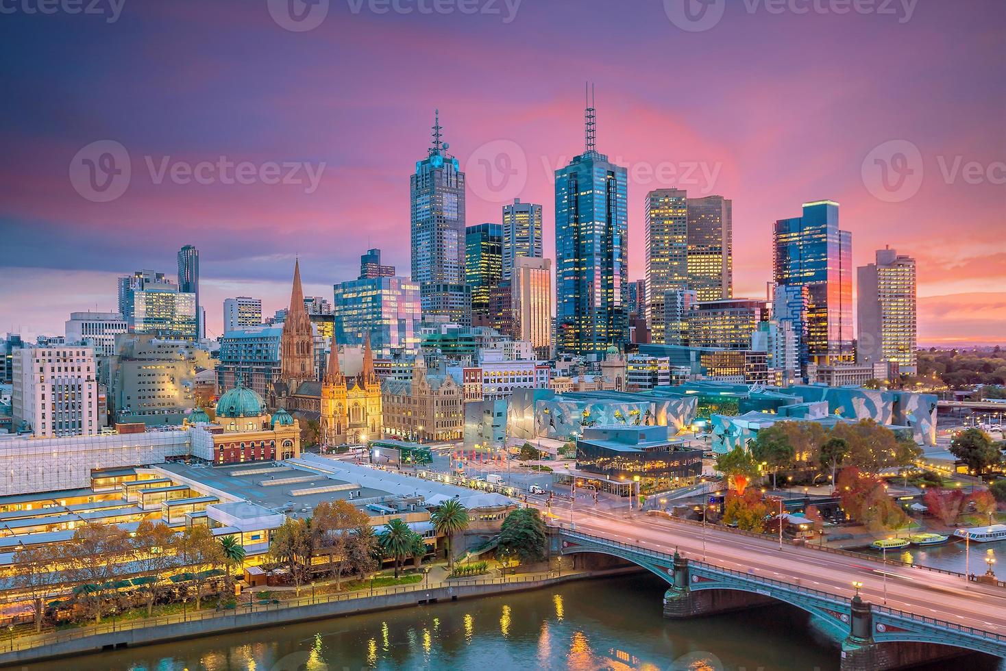 Skyline von Melbourne in der Dämmerung foto