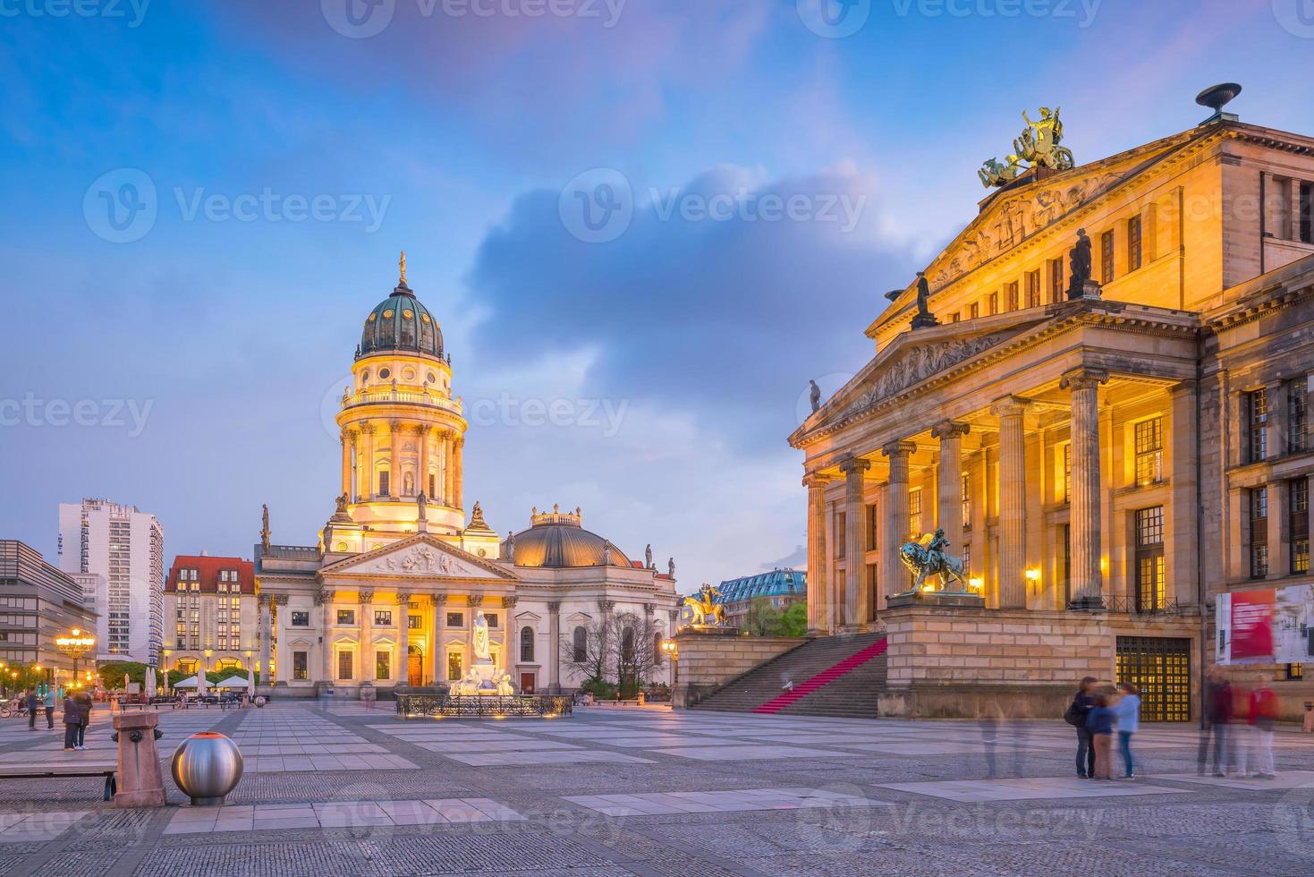 Panoramablick auf den berühmten Gendarmenmarkt bei Sonnenuntergang in Berlin foto