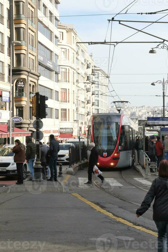 Truthahn Istanbul 1 Juni 2023. Istanbul Licht Zug Metro beim ein Kreis Bahnhof foto