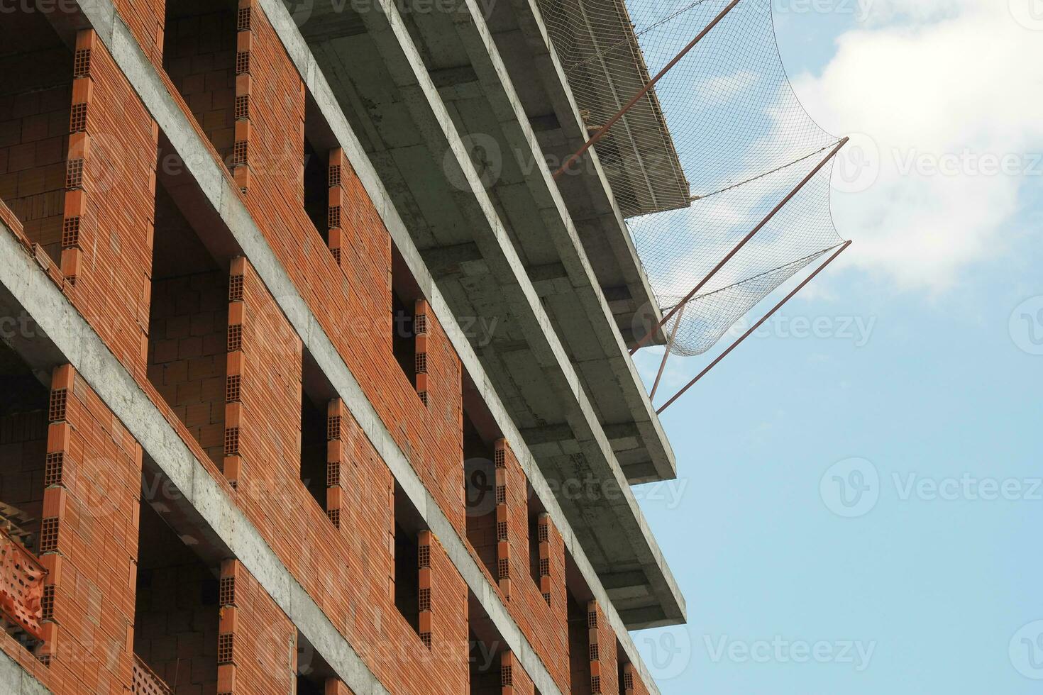 Haus unter Konstruktion . Fenster ohne Glas foto