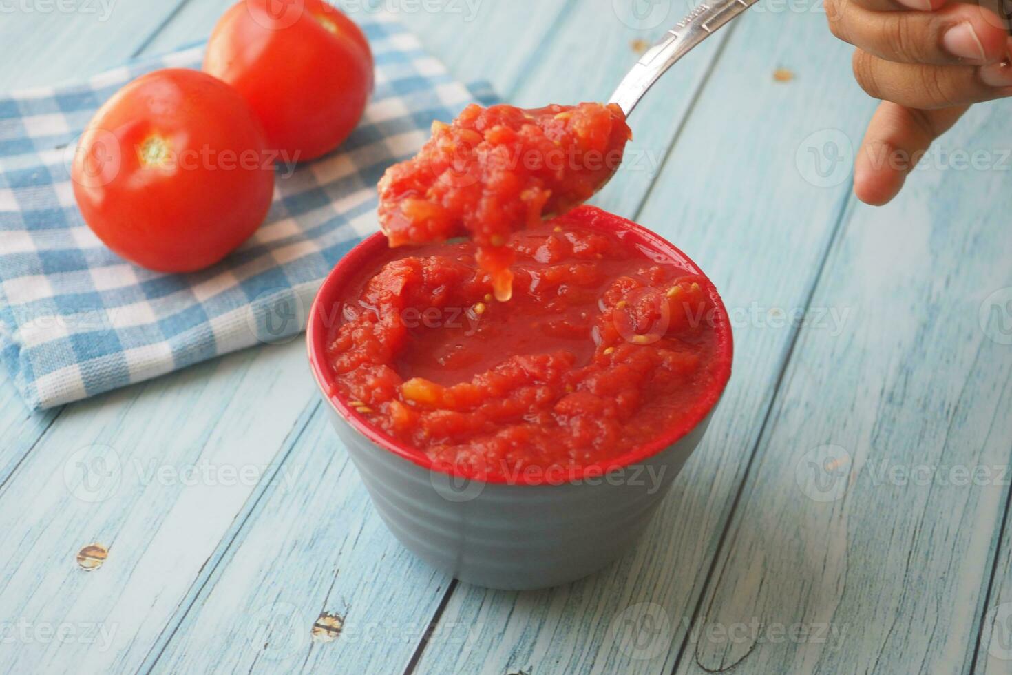 Tomate Einfügen mit reif Tomaten. foto