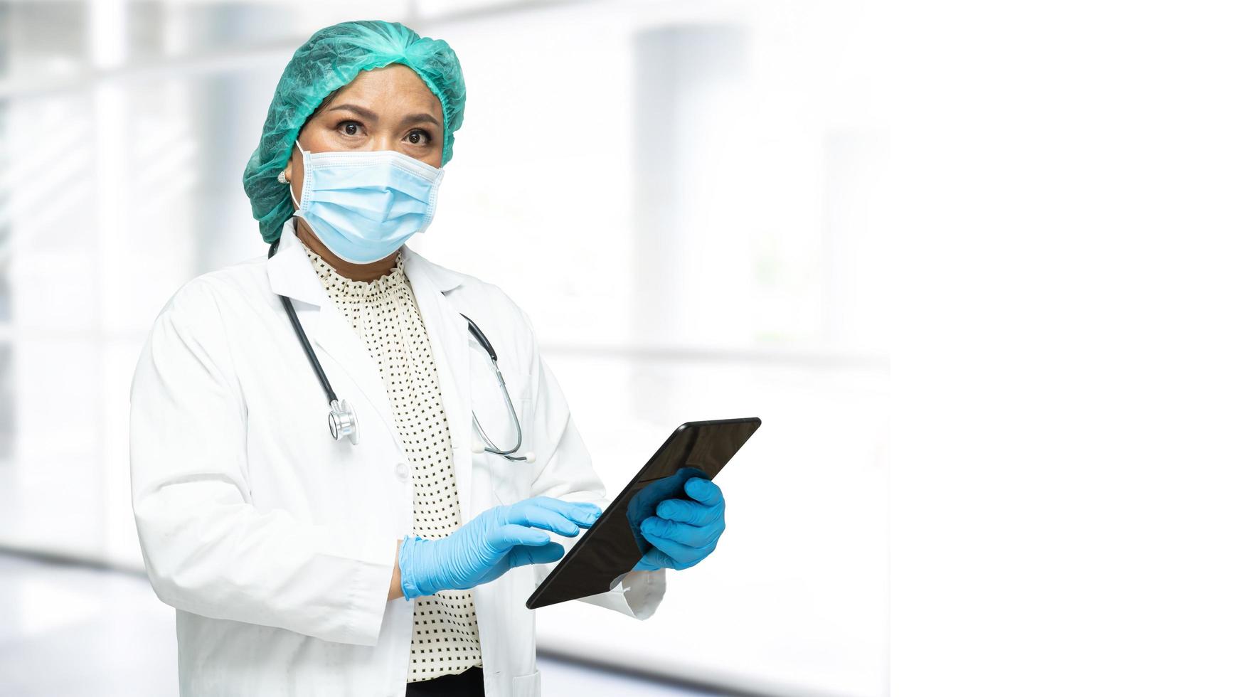 Arzt hält digitales Tablet, um Daten zu suchen foto
