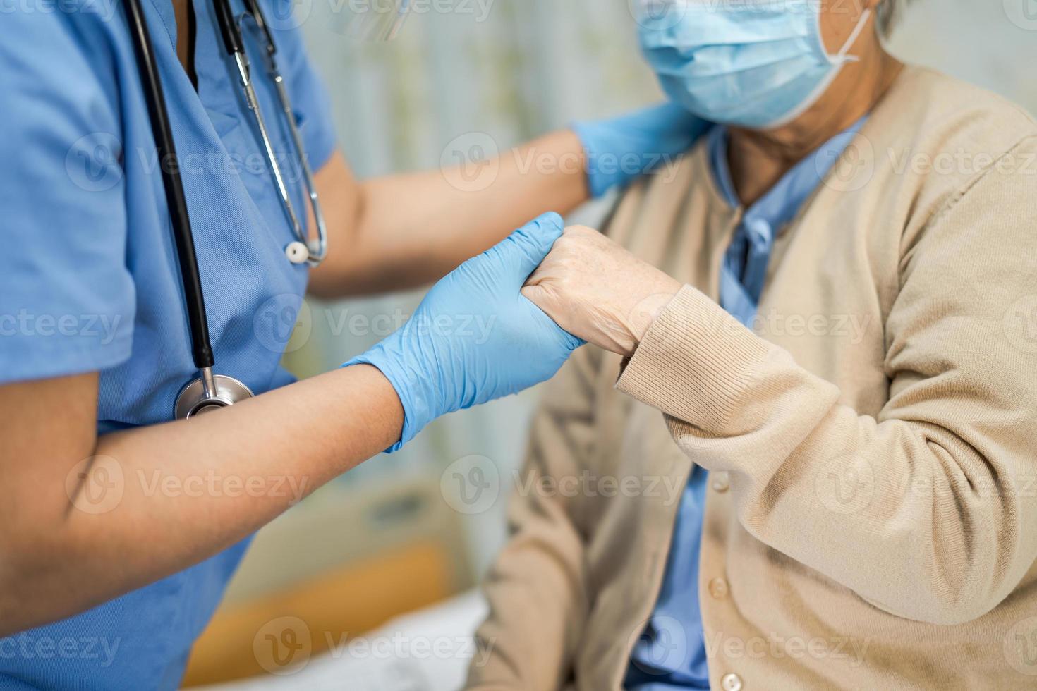 asiatische ältere Patientin mit Maske zum Schutz des Coronavirus. foto