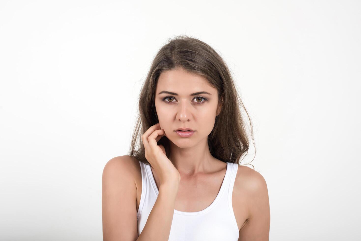 schöne Frau mit gesundem Körper auf weißem Hintergrund foto