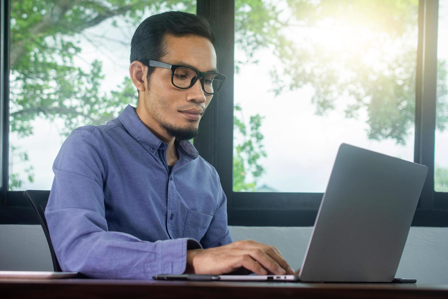 Mann, der zu Hause am Computer arbeitet foto