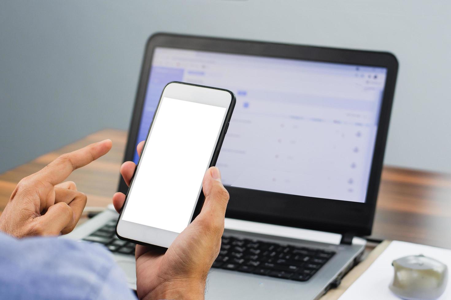 Nahaufnahme Geschäftsmann mit Smartphone im Büro arbeiten foto