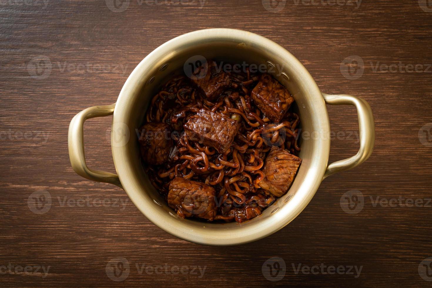 Jjapaguri oder Chapaguri, koreanische schwarze Bohnen, scharfe Nudeln mit Rindfleisch foto