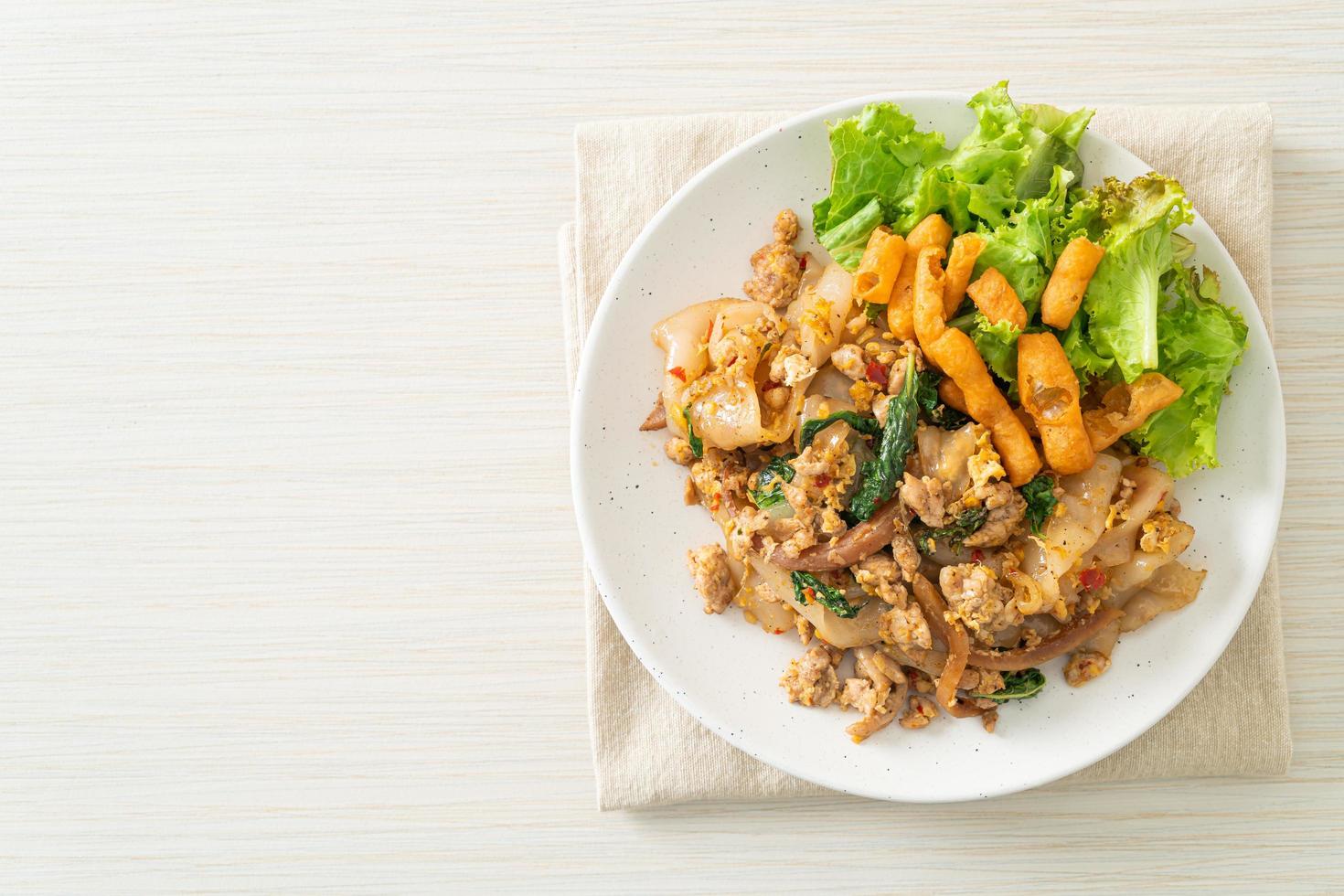 gebratene Nudeln mit Hähnchenhackfleisch und Basilikum foto