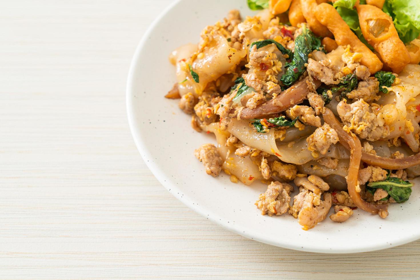 gebratene Nudeln mit Hähnchenhackfleisch und Basilikum foto