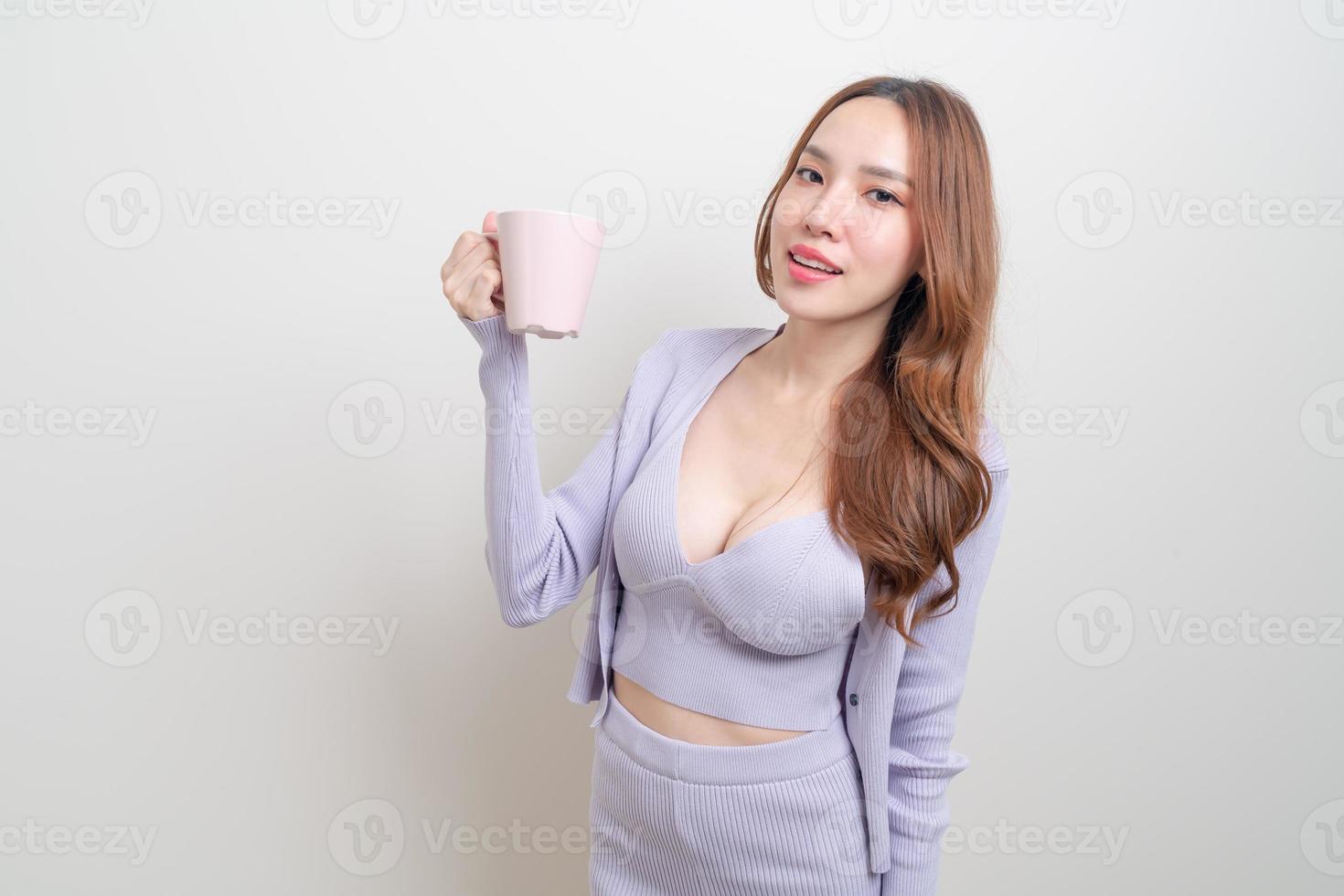 Porträt schöne asiatische Frau mit Kaffeetasse oder Tasse auf weißem Hintergrund foto