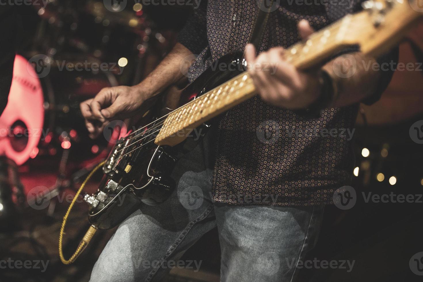 Musiker spielt E-Bass foto