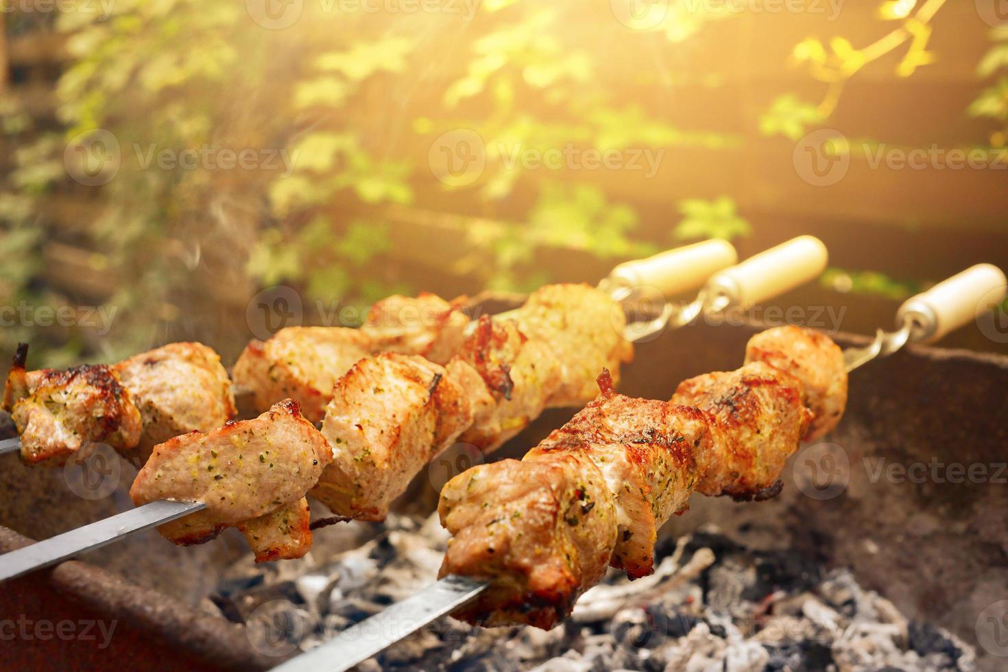 Hintergrund von Schweinebraten, Rindfleisch. Picknick. Fleisch auf dem Feuer kochen. foto