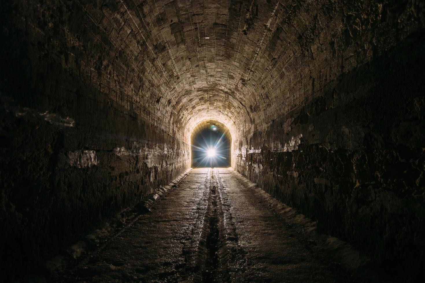 dunkler und gruseliger alter historischer gewölbter unterirdischer Straßentunnel foto