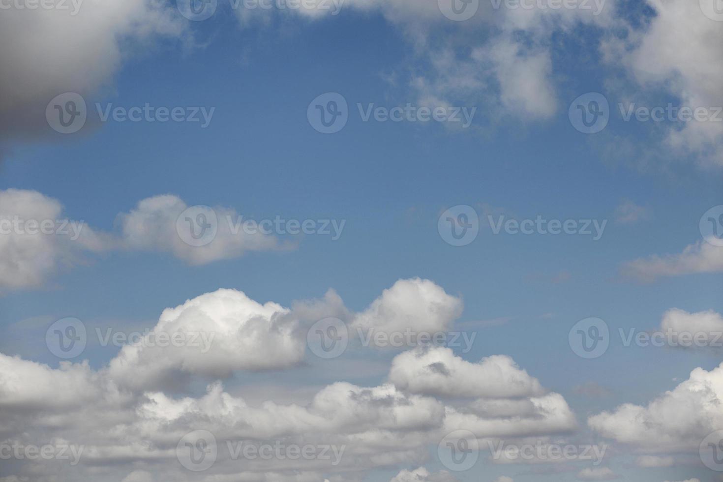 blauer Himmel und Wolken, weiße Wolken schweben am Himmel foto