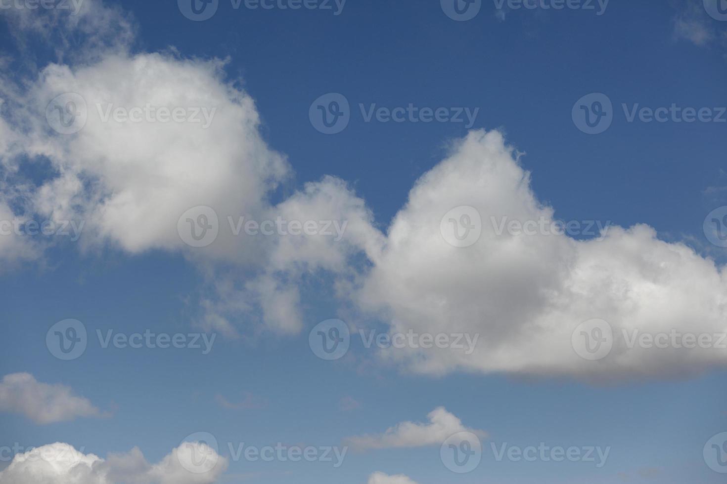 blauer Himmel und Wolken, weiße Wolken schweben am Himmel foto