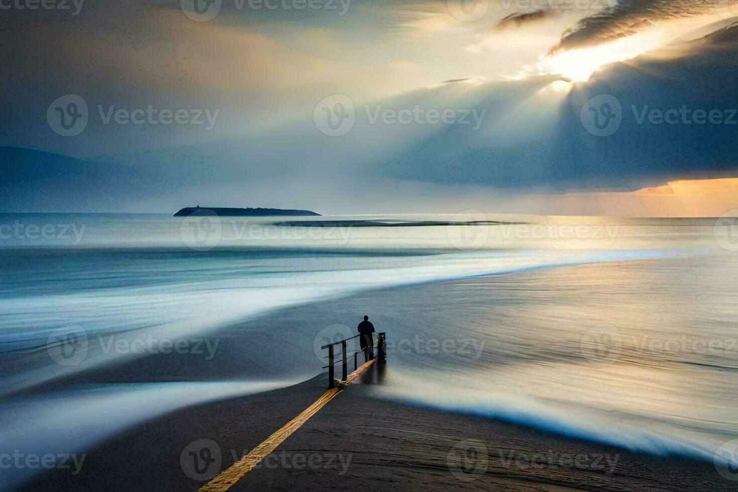 ein Mann steht auf das Strand mit das Sonne leuchtenden durch das Wolken. KI-generiert foto