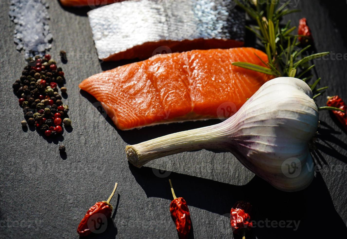 frisches Lachsforellenfilet mit Kräutergewürzen und Salat zum Grillen foto