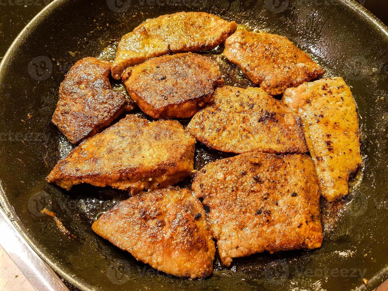 frische Rinderleber mit Röstzwiebeln und Kartoffelpüree foto