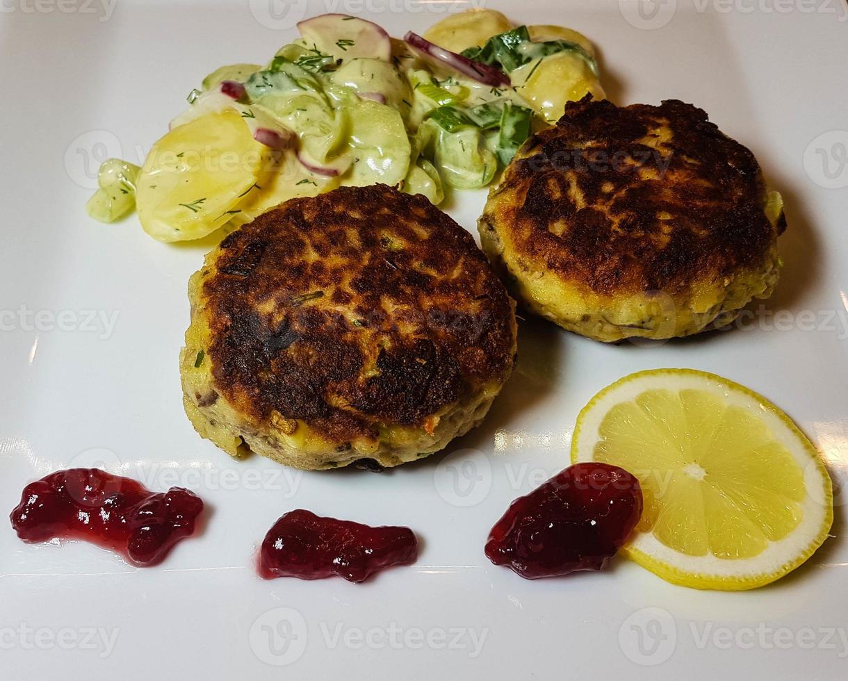 Fischfrikadellen vom geräucherten Makrelenfilet mit Salat foto