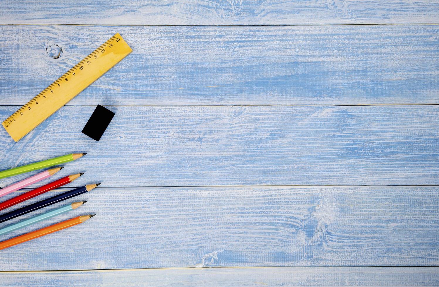 Draufsicht Bleistift, Radiergummi und Lineal auf blauem Hintergrund foto