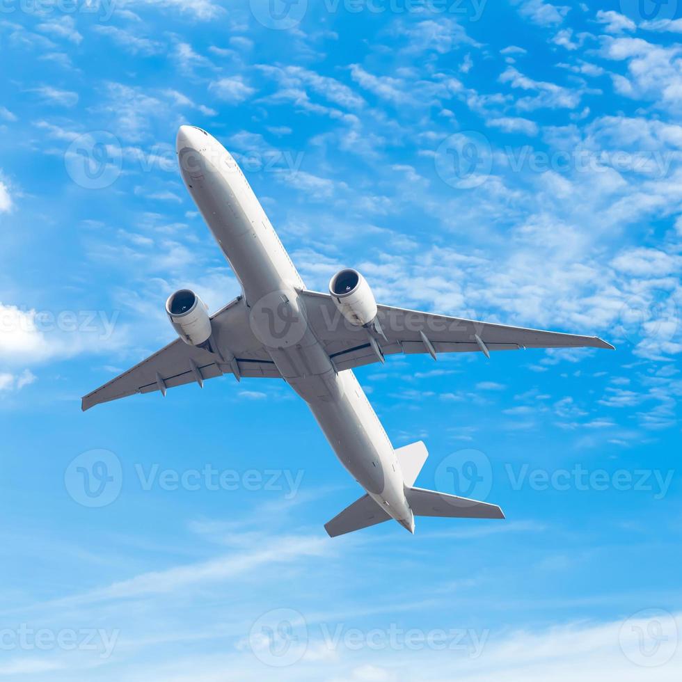 Verkehrsflugzeug fliegt vor blauem Himmelshintergrund foto