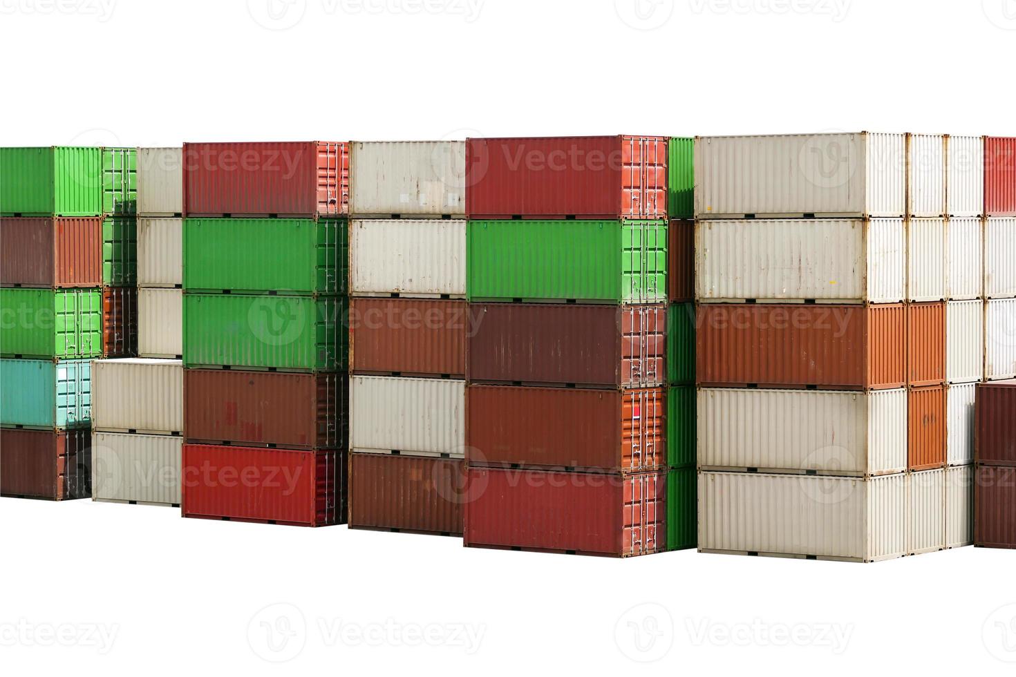 Stapel Containerladung auf weißem Hintergrund mit Beschneidungspfad foto