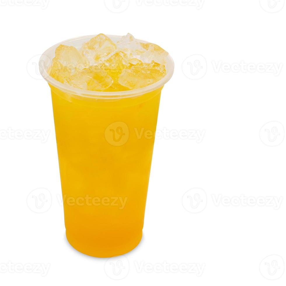 Eistee-Mango im Glas zum Mitnehmen auf weißem Hintergrund mit Freistellungspfad foto