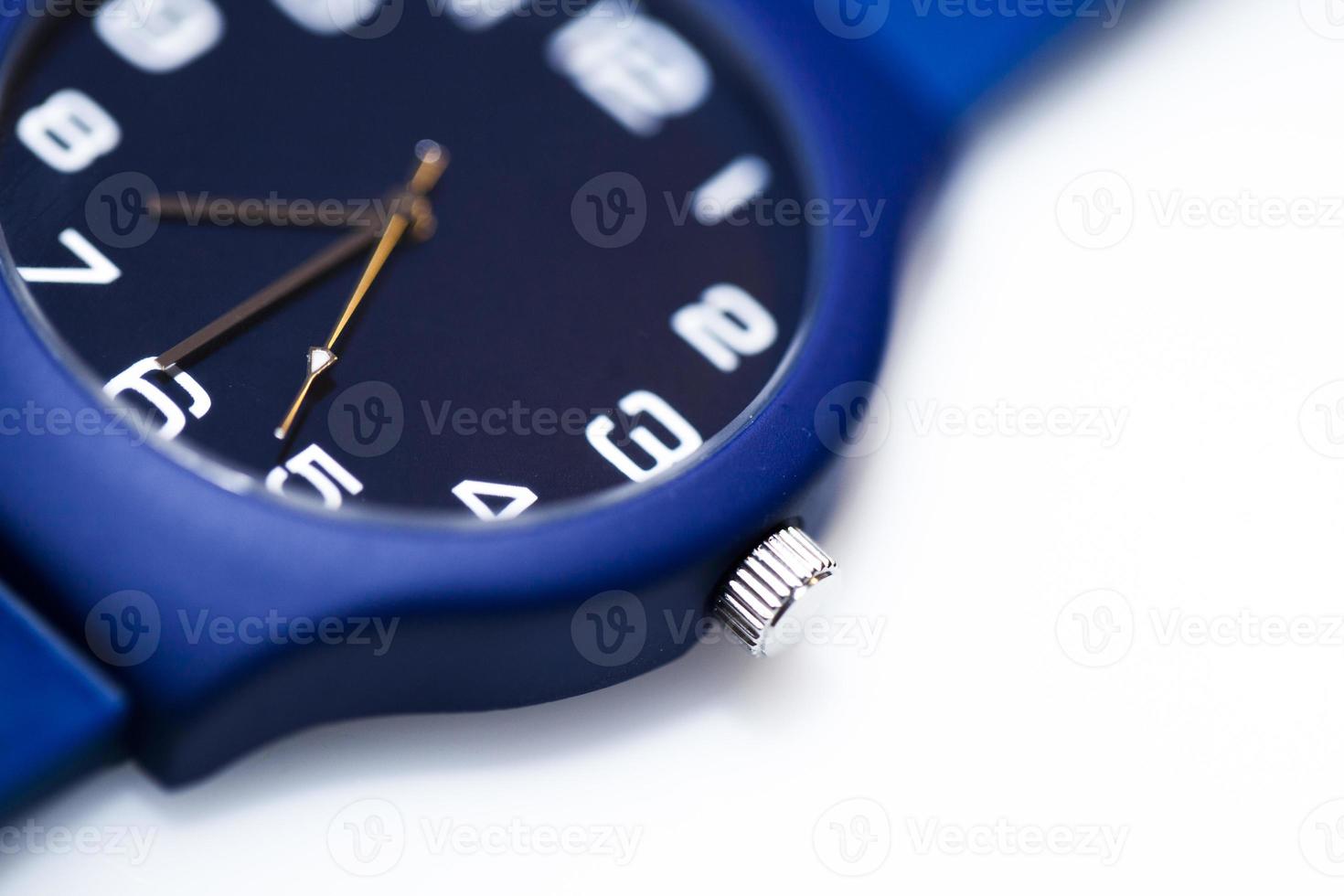 Armbanduhr auf weißem Hintergrund foto