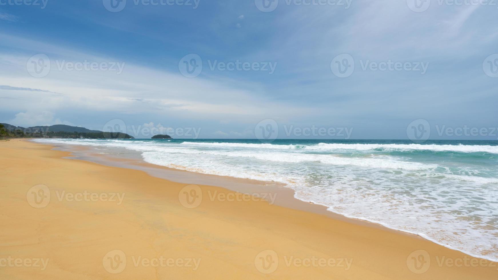 tropischer Sandstrand mit blauem Meer foto