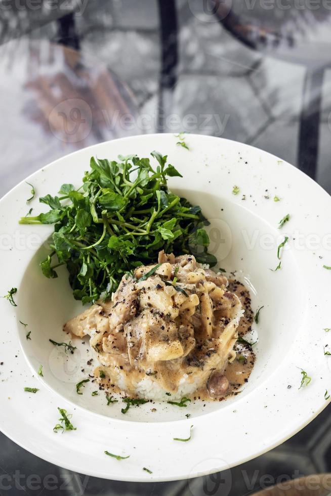 Stroganoff vom Schwein mit Champignoncreme und Paprikasauce Gourmetgericht foto