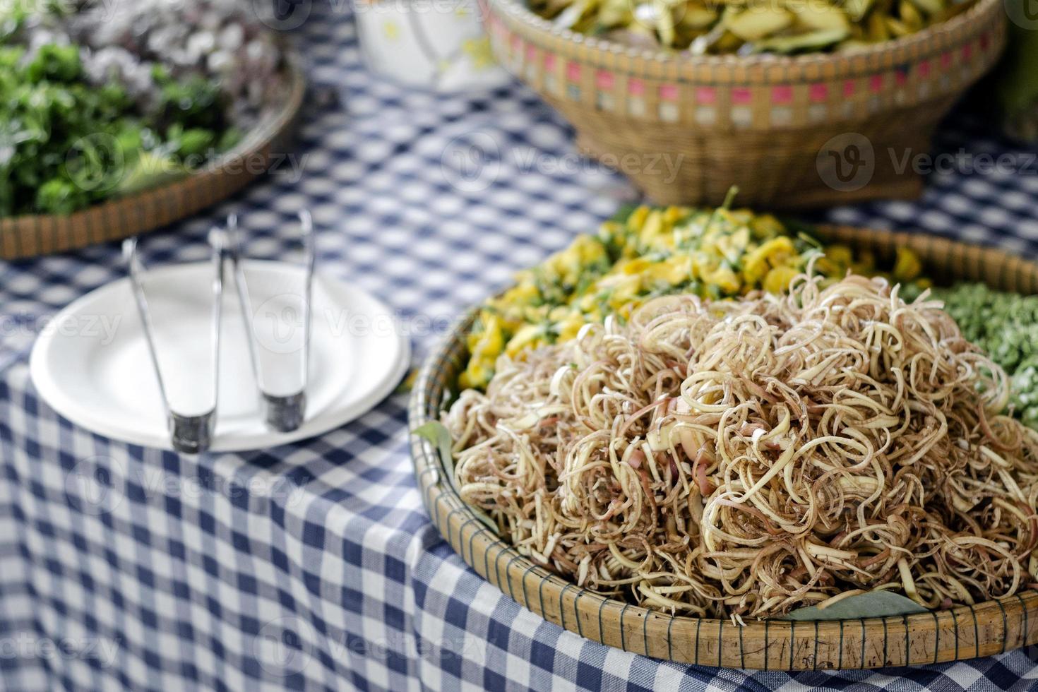 gemischtes kambodschanisches Gemüse auf traditionellem Restaurantbuffettisch in Siem Reap mit zerkleinerter Bananenblüte im Vordergrund foto