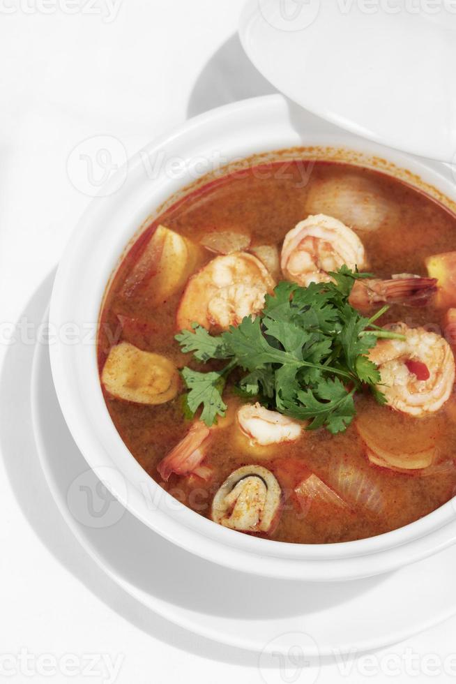 Thai Tom Yum Kung würzige und saure Garnelensuppe auf Holztisch Hintergrund in Phuket Thailand foto