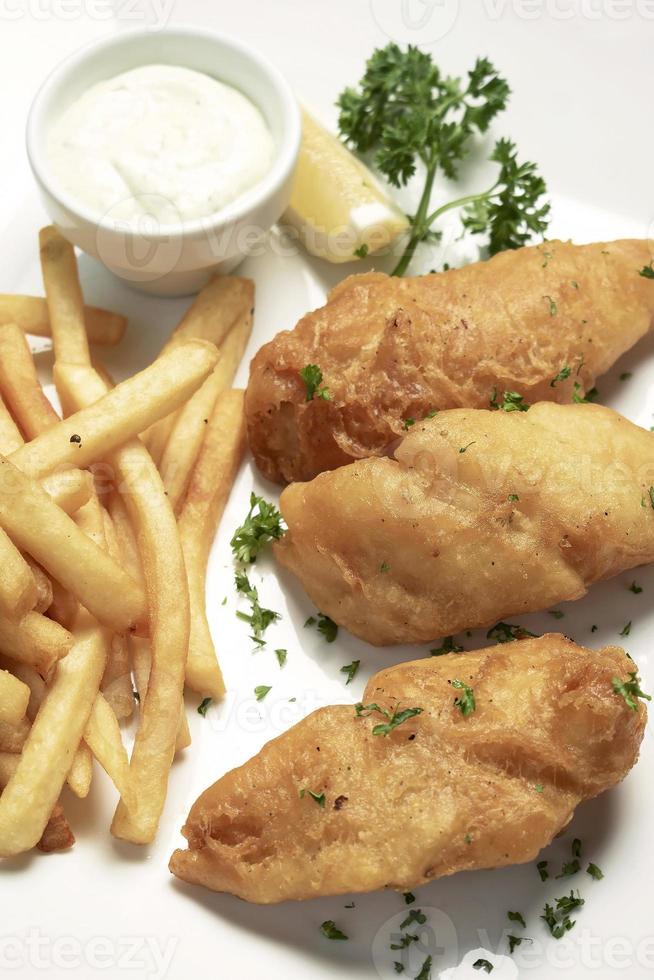 britische traditionelle Fish and Chips Mahlzeit auf weißem Teller foto