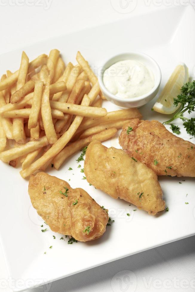 britische traditionelle Fish and Chips Mahlzeit auf weißem Teller foto