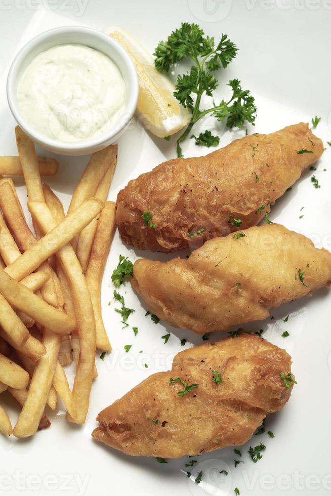 britische traditionelle Fish and Chips Mahlzeit auf weißem Teller foto