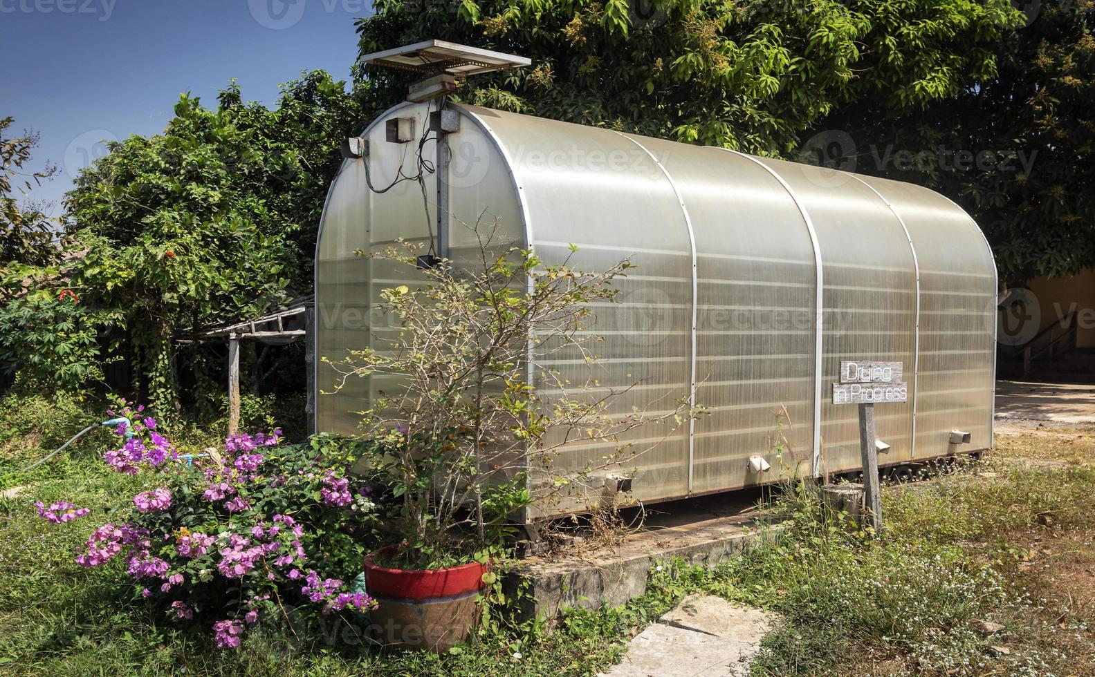 moderner Gewürztrocknungs-Gewächshausraum in Kampot-Pfefferfarm in Kambodscha foto